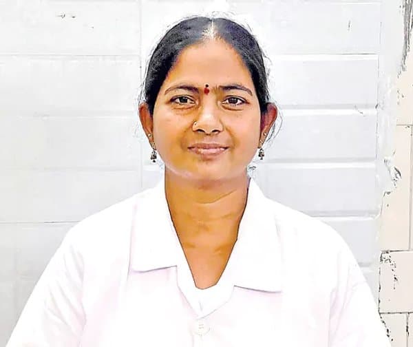 పట్టుదలతో నర్సింగ్ అధికారిణిగా జక్కుల పద్మ! - Udayam Digital
