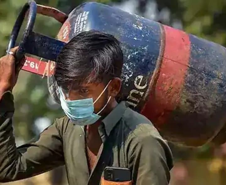 వాణిజ్య సిలిండర్ ధర తగ్గింది