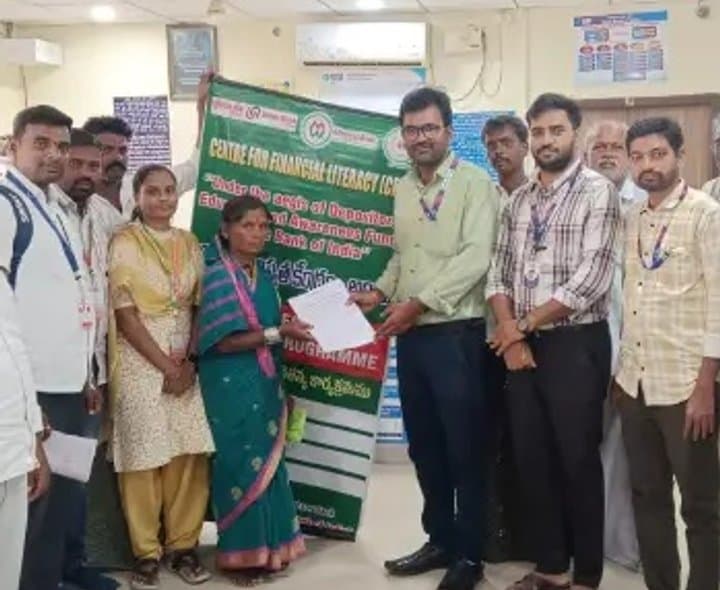 ప్రతి ఒక్కరూ పీఎం బీమా పథకాల్లో చేరాలి: ఎస్‌బీఐ పిలుపు