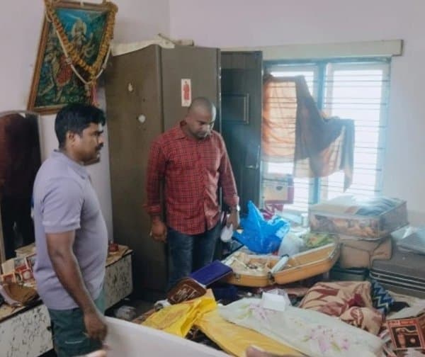 తునిలో భారీ చోరీ: 4 కేజీల వెండి, బంగారం అపహరణ