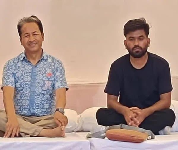నిరాహార దీక్ష వేదికపై ఆహారం: వివాదంపై అభిజీత్ స్పష్టత