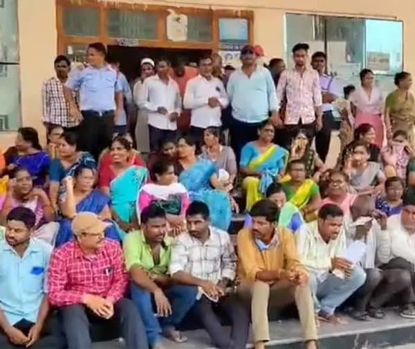 వేతనాల పెంపు కోసం రిమ్స్ కార్మికుల ధర్నా - Udayam Digital