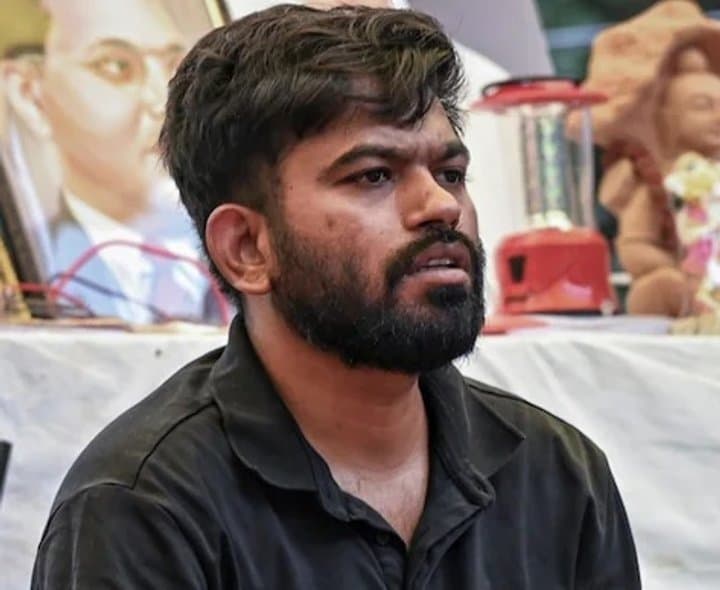 విద్యార్థులను జంతువుల కంటే హీనంగా చూస్తున్నారు: అభిజిత్ దిప్కే