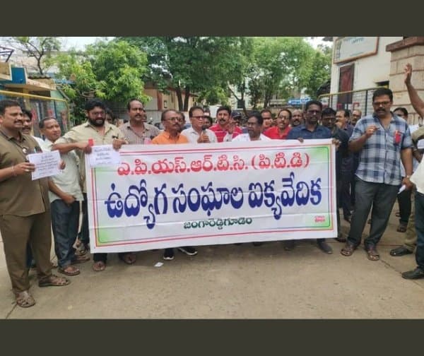 జంగారెడ్డిగూడెం డిపోలో ఉద్యోగుల ఆందోళన