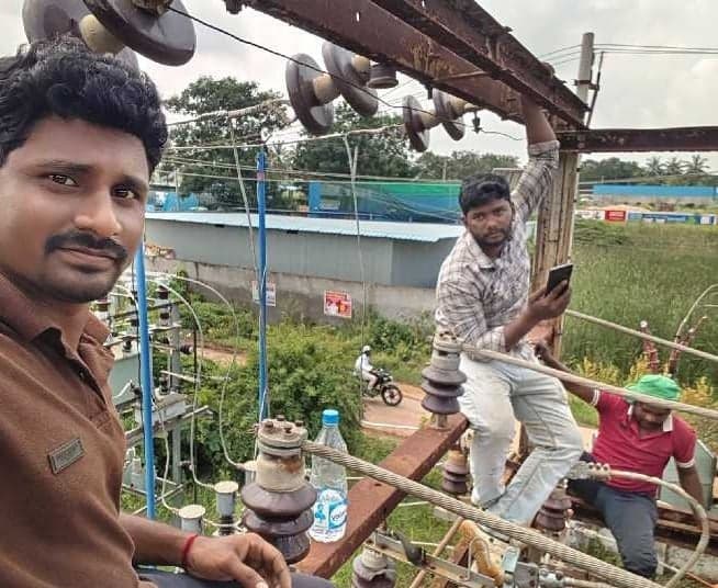 పాలకొల్లులో విద్యుత్ పనులు ముమ్మరం - Udayam