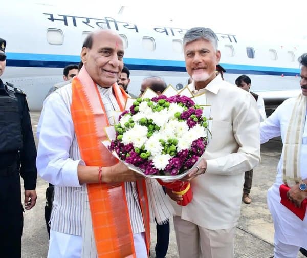 రాజ్‌నాథ్ సింగ్‌కు సీఎం చంద్రబాబు స్వాగతం