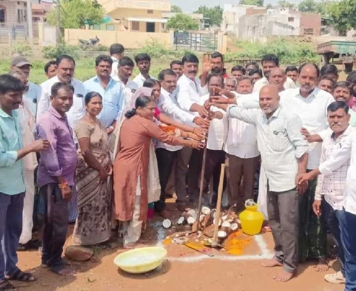 మందిపల్లిలో మహిళా సంఘం భవనానికి భూమిపూజ - Udayam
