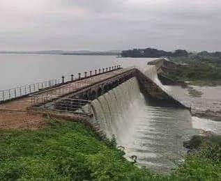 పోచారం ప్రాజెక్టు నుంచి కొనసాగుతున్న నీటి విడుదల - Udayam