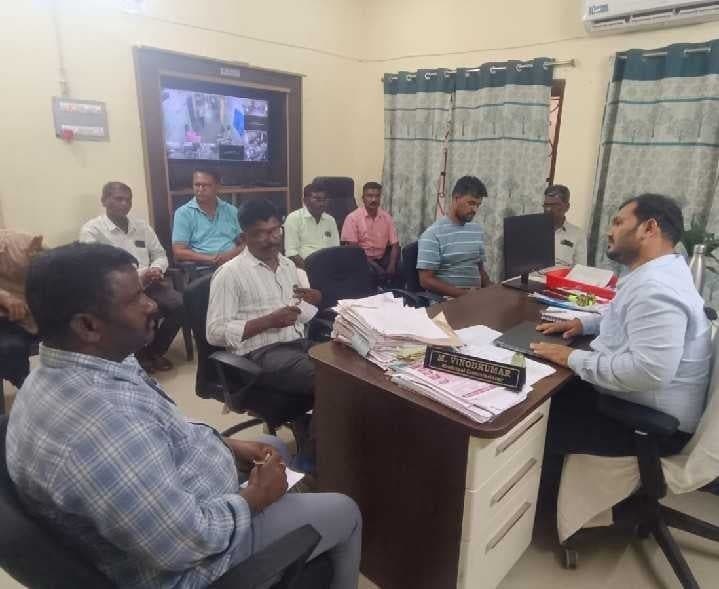 పారిశుద్ధ్యంపై కమిషనర్ సమీక్ష - Udayam