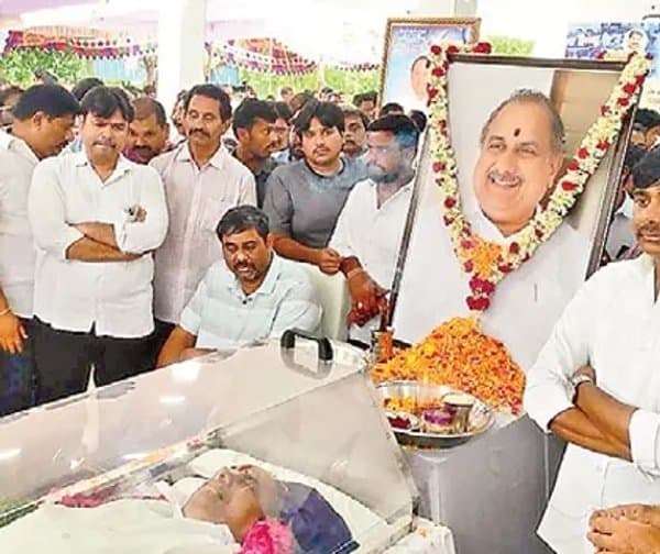 ముద్రగడకు కన్నీటి వీడ్కోలు