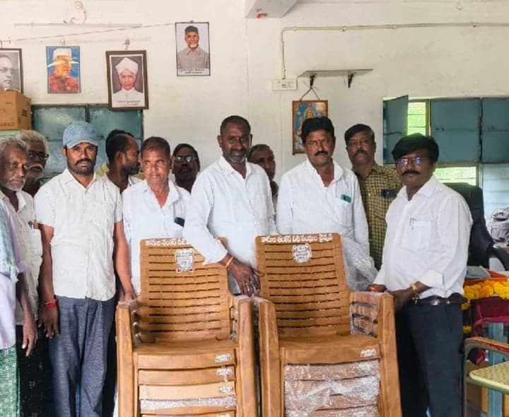 కనకయ్యకొట్టాల పాఠశాలకు 10 కుర్చీలు విరాళం - Udayam