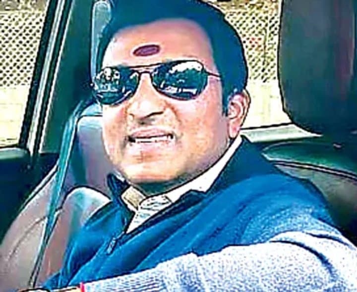 మీసాలు తీసేసిన నీలగిరి జిల్లా అన్నాడీఎంకే కార్యదర్శి