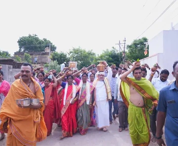 వర్షాల కోసం మంత్రి పూజలు