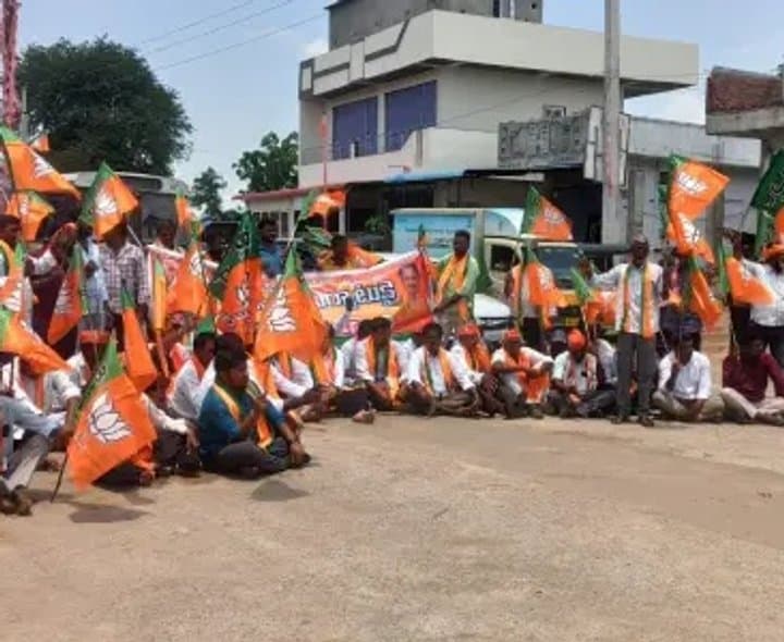 నడికుడలో పోలీస్‌ స్టేషన్‌ కోసం బీజేపీ ధర్నా