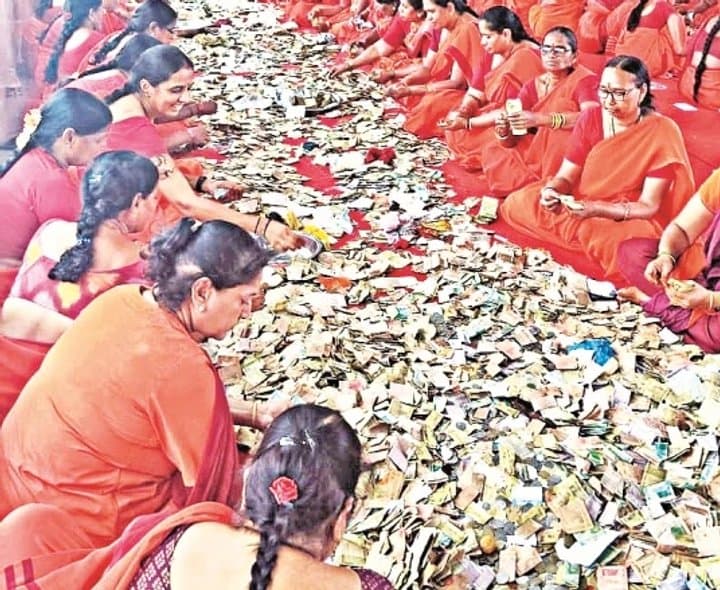 హుండీ లెక్కింపులో రూ.12 వేల నోట్లతో మహిళ పట్టివేత - Udayam Digital