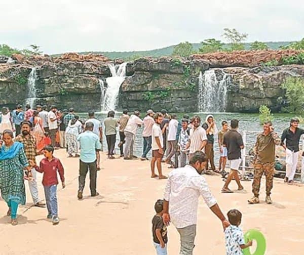బొగతకు పోటెత్తిన జనం