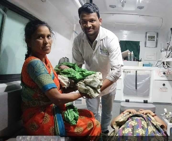 నందిపేట్‌లో 108 అంబులెన్స్‌లో ప్రసవం - Udayam