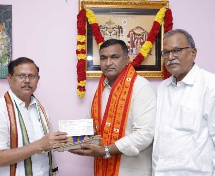 అన్నదానానికి రూ.లక్ష విరాళం - Udayam