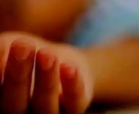 స్కూల్ బస్సు నుంచి జారిపడి చిన్నారి మృతి