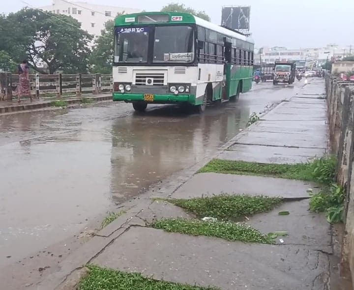 కారంపూడిలో రోడ్లపై వర్షపు నీరు - Udayam