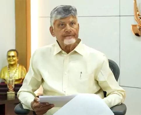 తుపాను ముప్పును సమర్థంగా ఎదుర్కోవాలి: సీఎం చంద్రబాబు