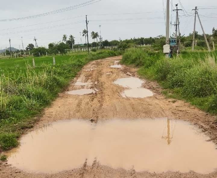 రోడ్డంతా బురద గుంతల మయం - Udayam
