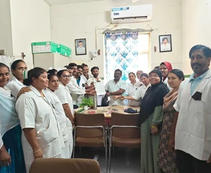 కాంట్రాక్టు ఉద్యోగులను వెంటనే క్రమబద్ధీకరించాలి