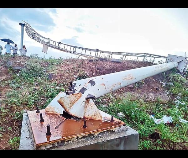 బాపట్లలో భారీ వర్షం.. విరిగిపడిన సూచిక బోర్డు - gallery image 2