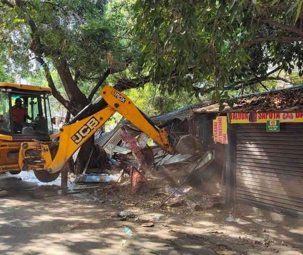 కేపీహెచ్‌బీలో ఫుట్‌పాత్ ఆక్రమణల తొలగింపు