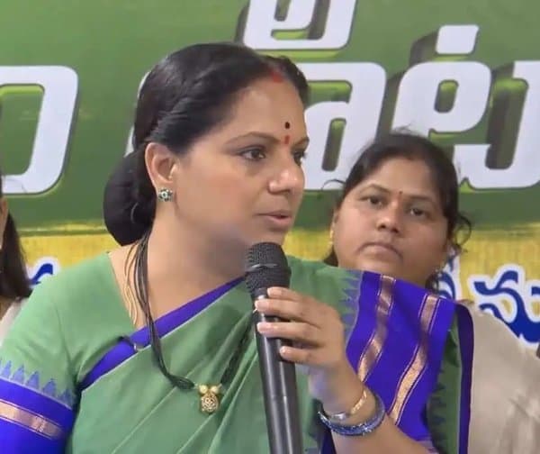 పవన్ కల్యాణ్‌పై ఎమ్మెల్సీ కవిత తీవ్ర విమర్శలు