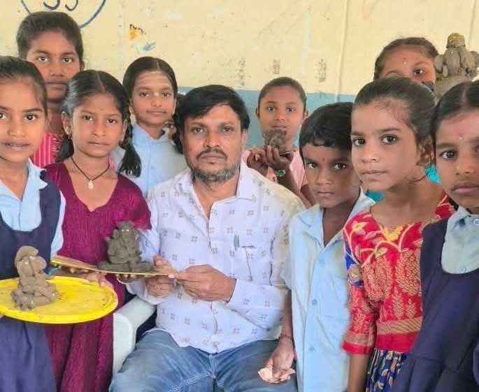 మట్టి వినాయకులను తయారు చేసిన విద్యార్థులు - Udayam