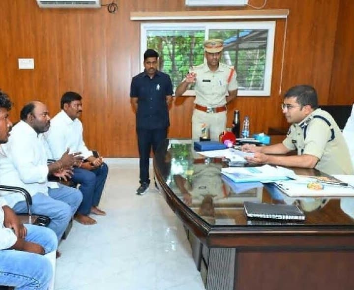 ఎరువులు, విత్తనాల పేరుతో రైతులకు టోకరా