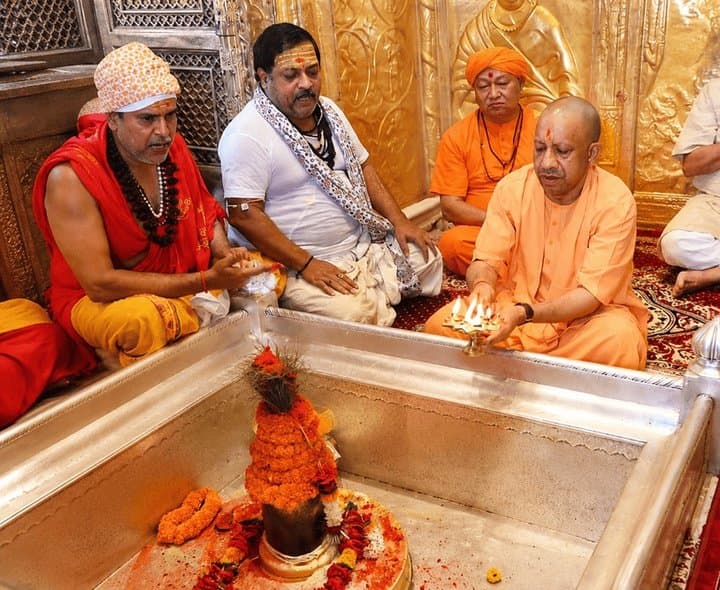 కాశీ విశ్వనాథుని దర్శించుకున్న సీఎం యోగి ఆదిత్యనాథ్