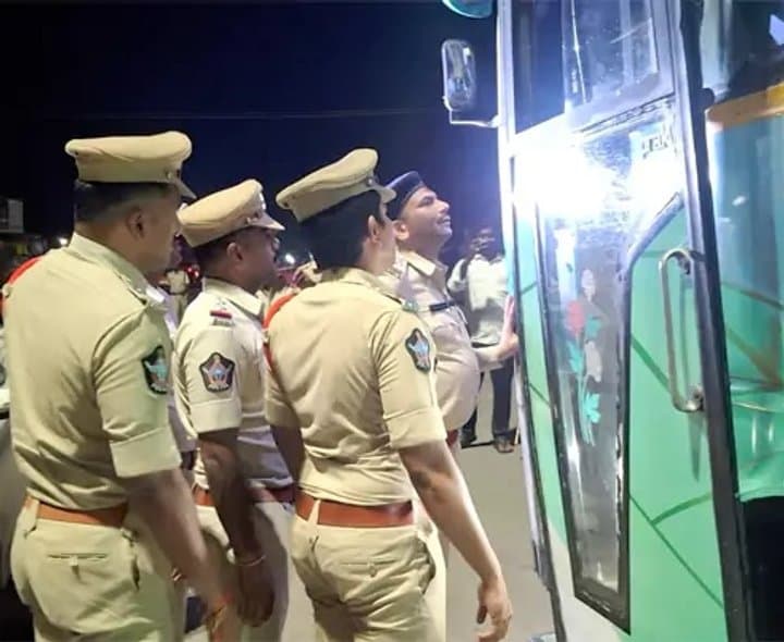 కీసర టోల్‌గేట్ వద్ద ముమ్మర వాహన తనిఖీలు