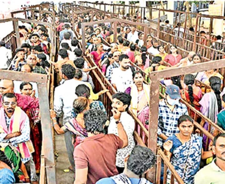 సింహాచలంలో గిరి ప్రదక్షిణతో భక్తుల రద్దీ - gallery image 2