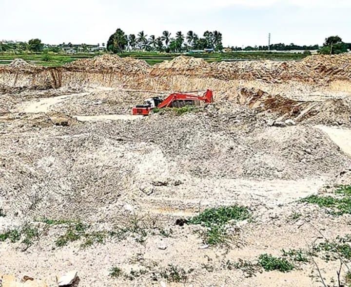 మర్రిగూడ చెరువులో అక్రమ తవ్వకాలు - Udayam Digital