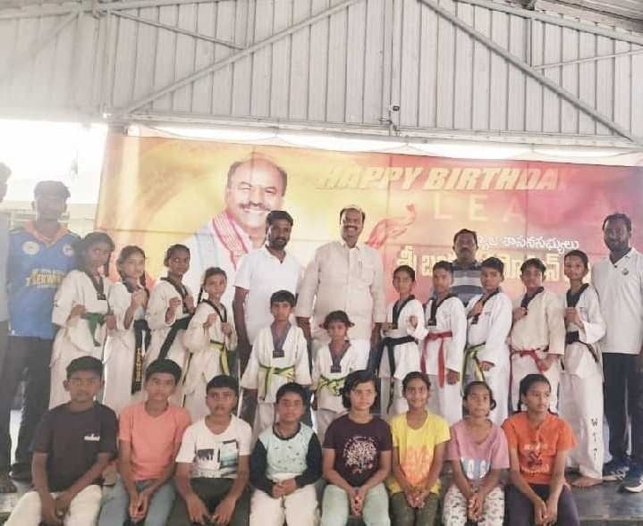 జాతీయ తైక్వాండోకు గద్వాల విద్యార్థుల ఎంపిక - Udayam