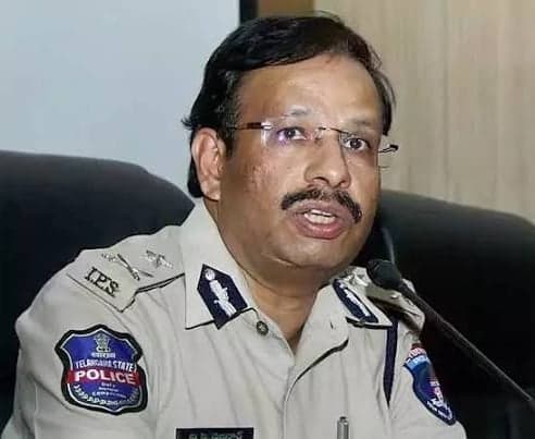 ఇయర్‌ఫోన్ల వాడకంతో ప్రాణాలకు ముప్పు: సజ్జనార్‌ 