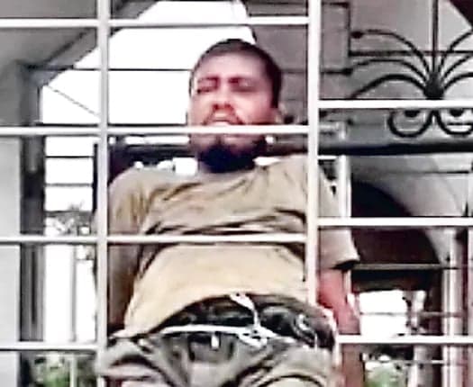 గ్రిల్స్‌లో ఇరుక్కుపోయిన దొంగ - Udayam