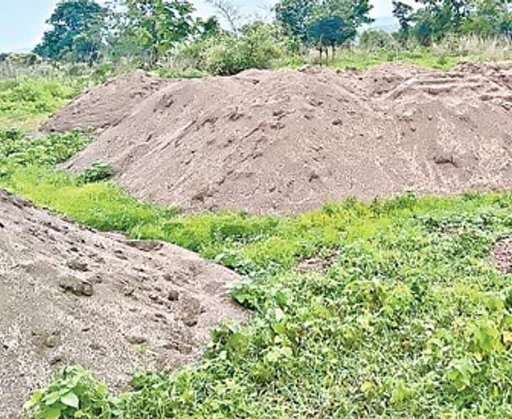అక్రమంగా ఇసుక వెళ్ళిపోతోందా?