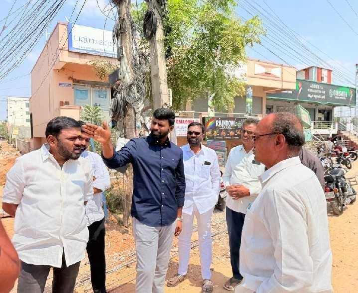 బోడుప్పల్‌లో రోడ్డు పనులను పరిశీలించిన మాజీ మేయర్ - Udayam