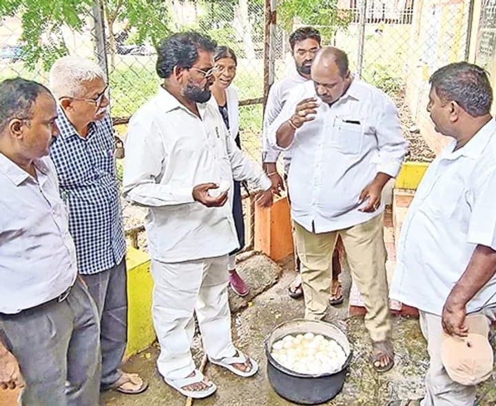 మధ్యాహ్న భోజనంలో కుళ్లిన గుడ్లు