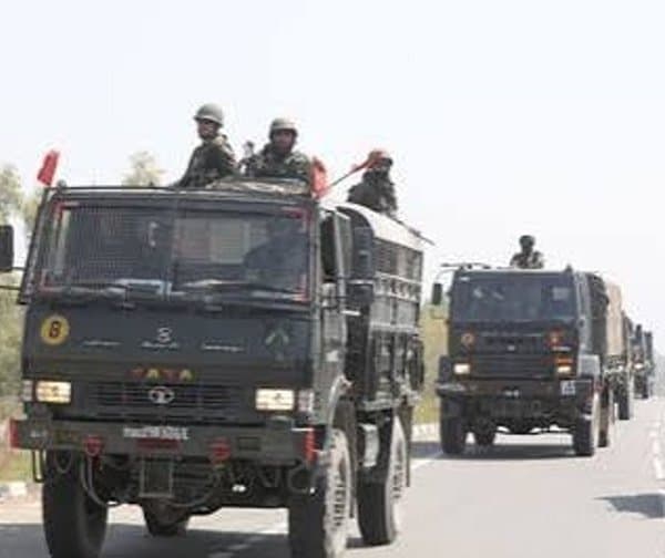 CRPF కాన్వాయ్ కి ప్రమాదం - Udayam Digital