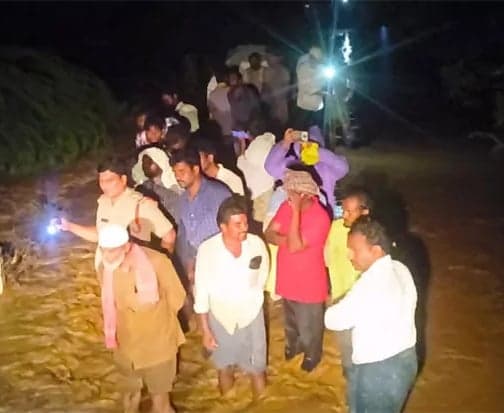 వాగులో చిక్కుకున్న వ్యక్తి సురిక్షితం - Udayam
