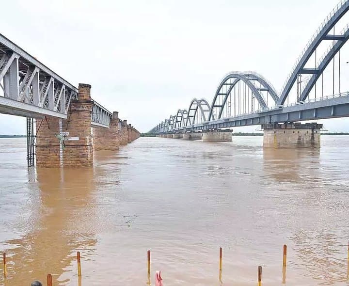 రాజమహేంద్రవరం వద్ద ఉద్ధృతంగా గోదావరి.. రెండో హెచ్చరిక