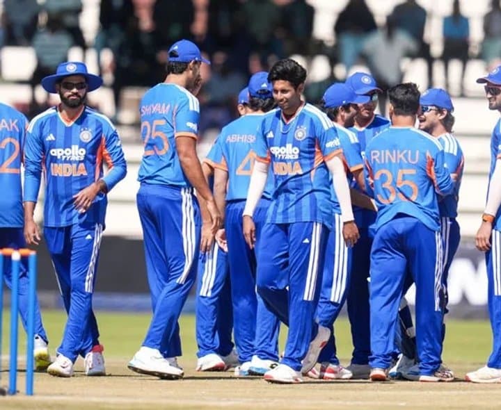 భారత బౌలర్ల విజృంభణ