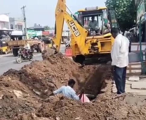 అద్దంకిలో పైపులైన్ లీకేజీకి మరమ్మతులు  - Udayam