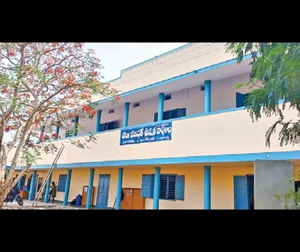 దాతల సాయంతో పాఠశాల అభివృద్ధి