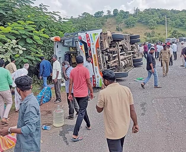 అనంతగిరిలో బస్సు బోల్తా - Udayam
