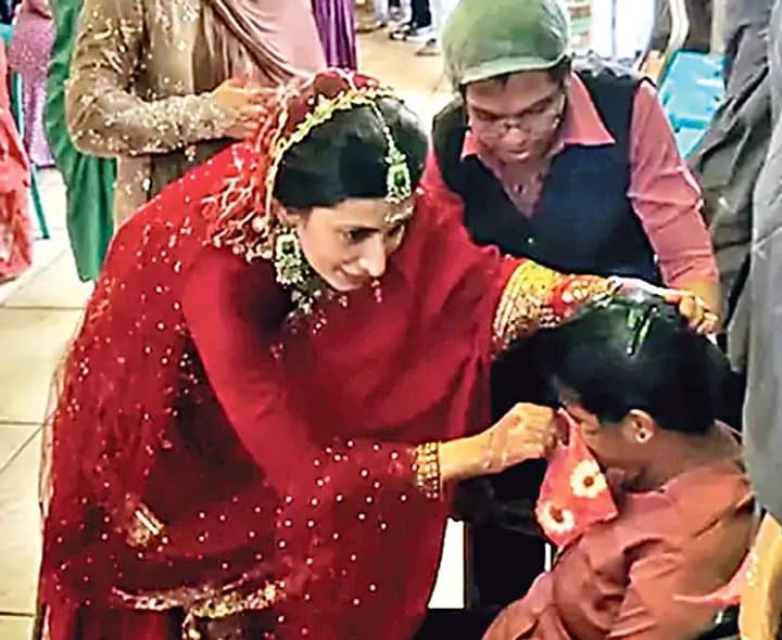 పెళ్లి దుస్తుల్లో వైద్యం చేసిన వధువు